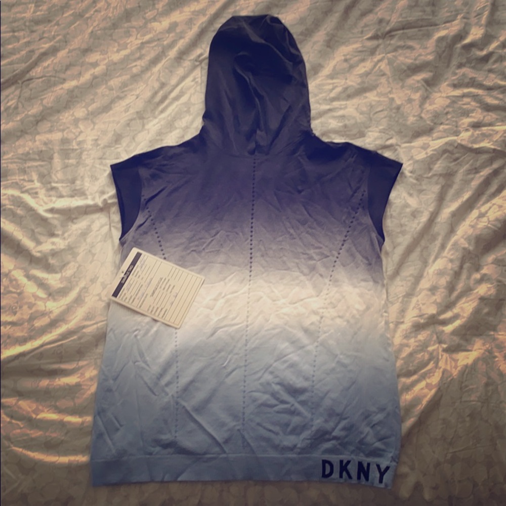 A DKNY blue hombre sport sweater
